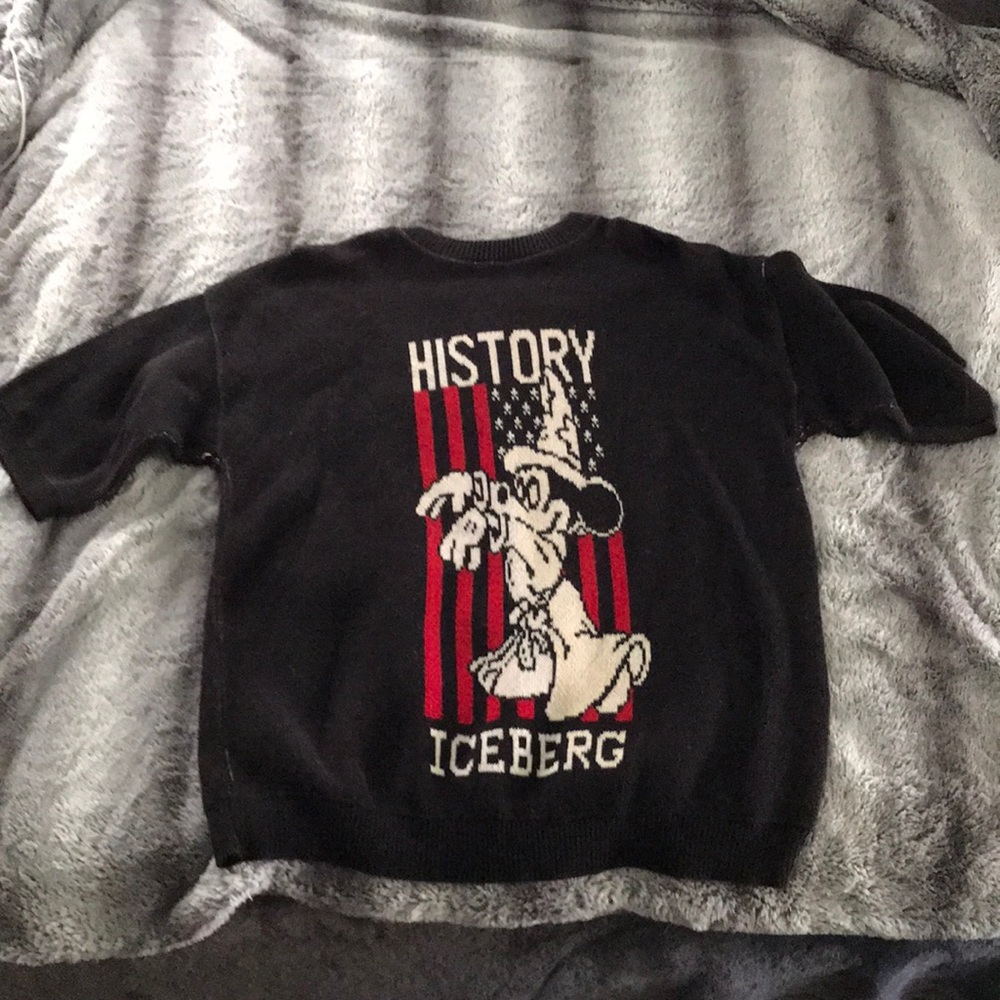 Iceberg History short sleeve sweater.